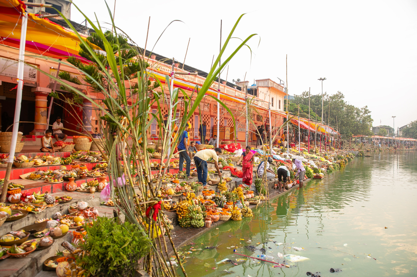 छठ पर्वको मुख्य दिन  :  अस्ताउँदो सूर्यलाई विधिपूर्वक अर्घ दिइँदै