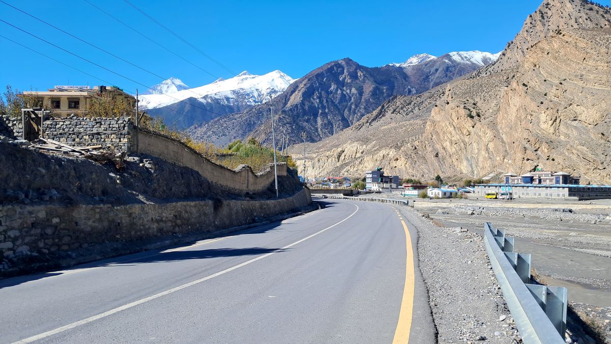 धौलागिरी हिमाल सामुन्नैको कालोपत्रे सडक