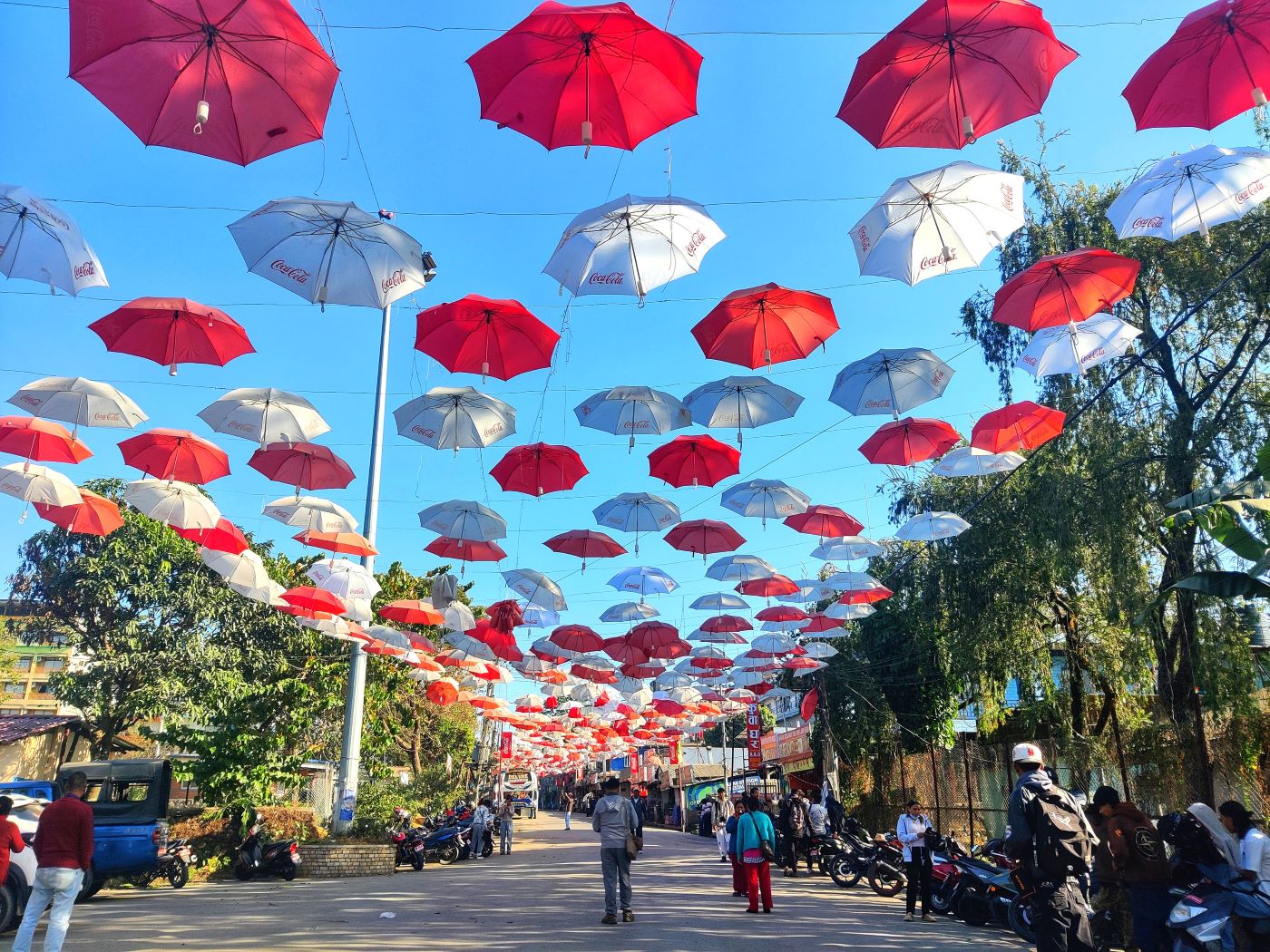 पर्यटकलाई आकर्षण गर्न  रङ्गीचङ्गी छाता
