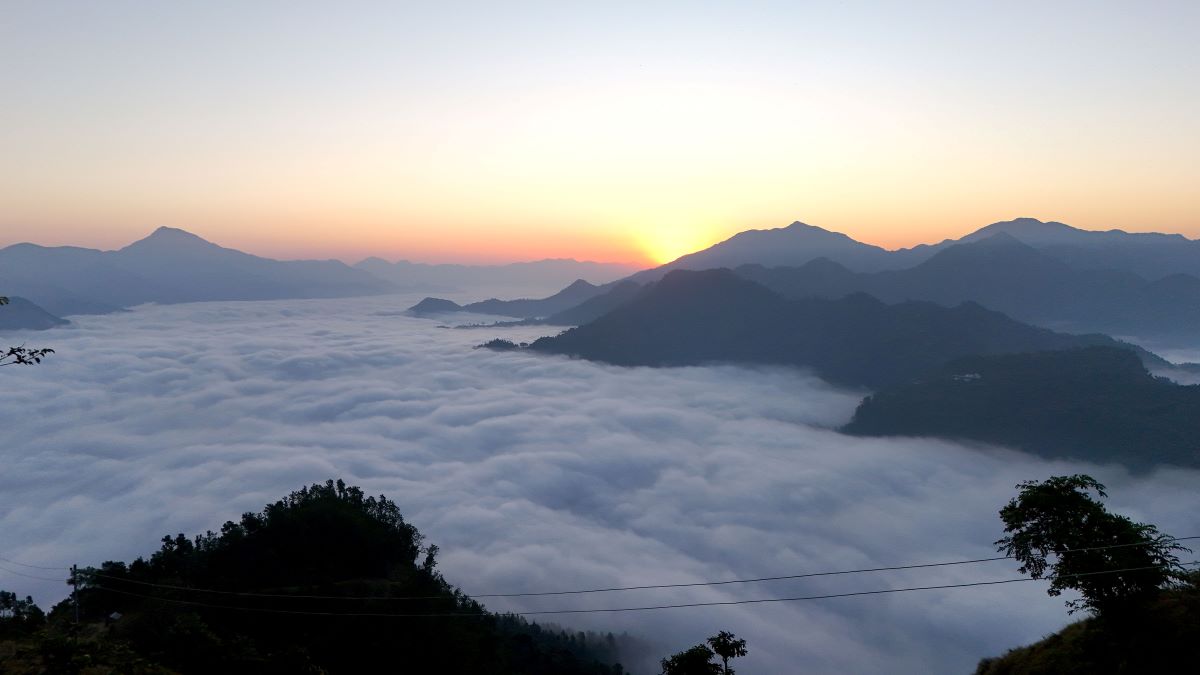 कुहिरोले ढाकेको सूर्योदय