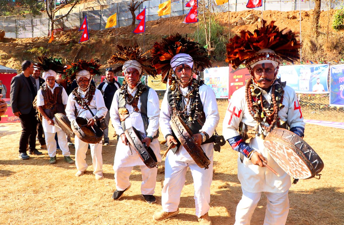 झाँक्री नाच प्रदर्शन गर्दै ढोरपाटनका झाँक्रीहरु