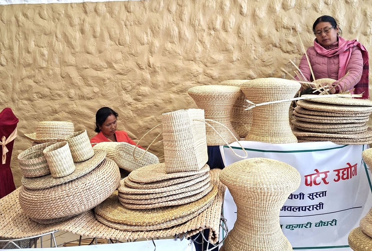 पटेरबाट बनेका हस्तकलाका सामाग्री