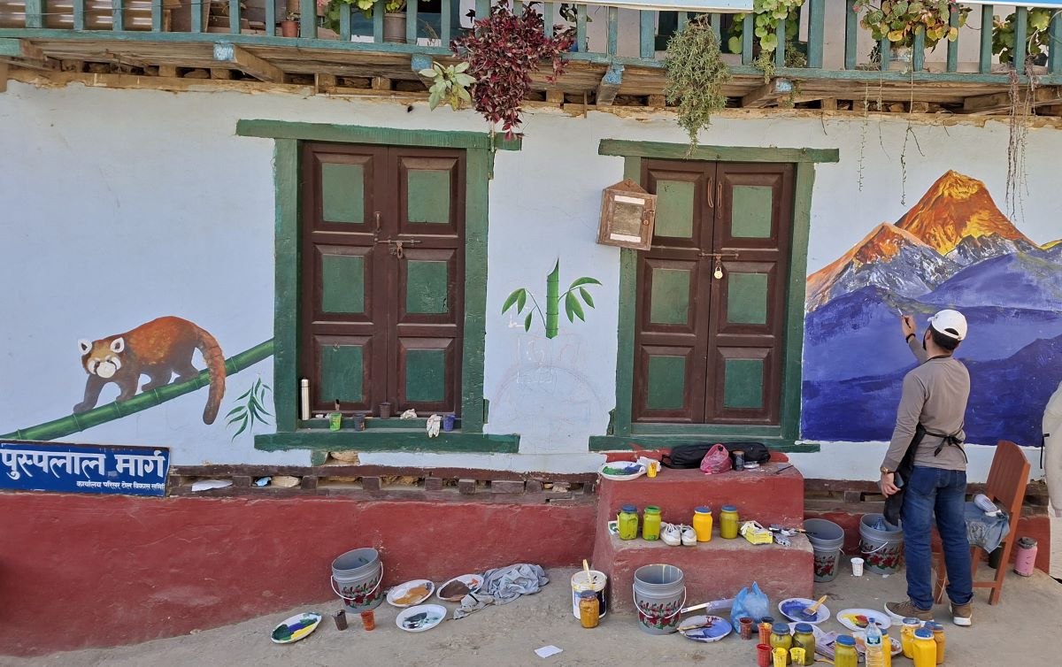  दिक्तेल बजार सौन्दर्यकरणमा कुची चलाउँदै विद्यार्थी