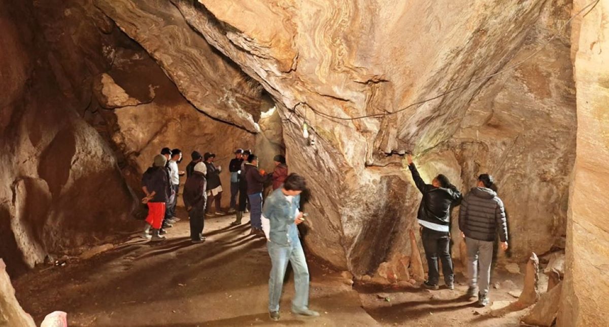 श्रमदानमार्फत धन्नेश्वरी गुफा सरसफाइ