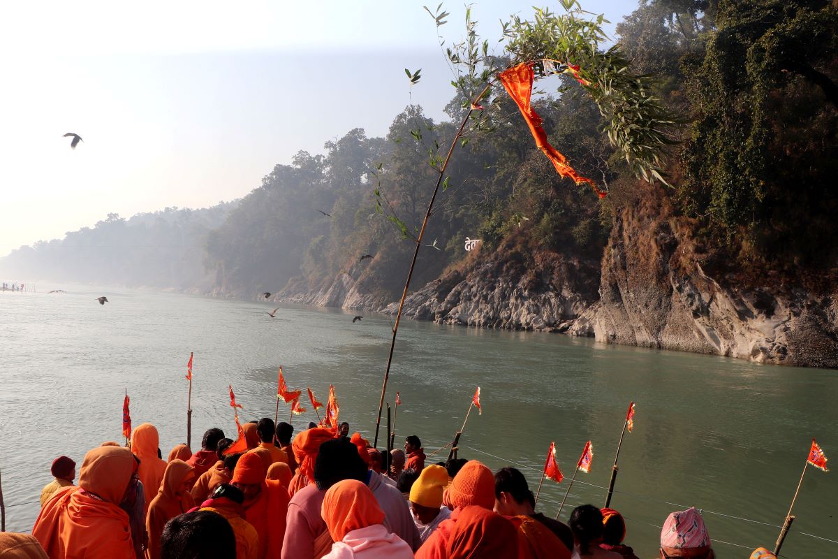देवघाटको बेनीमा बाँसको लिङ्गो ठड्याएर माघे सङ्क्रान्ति मेलाको शुभारम्भ