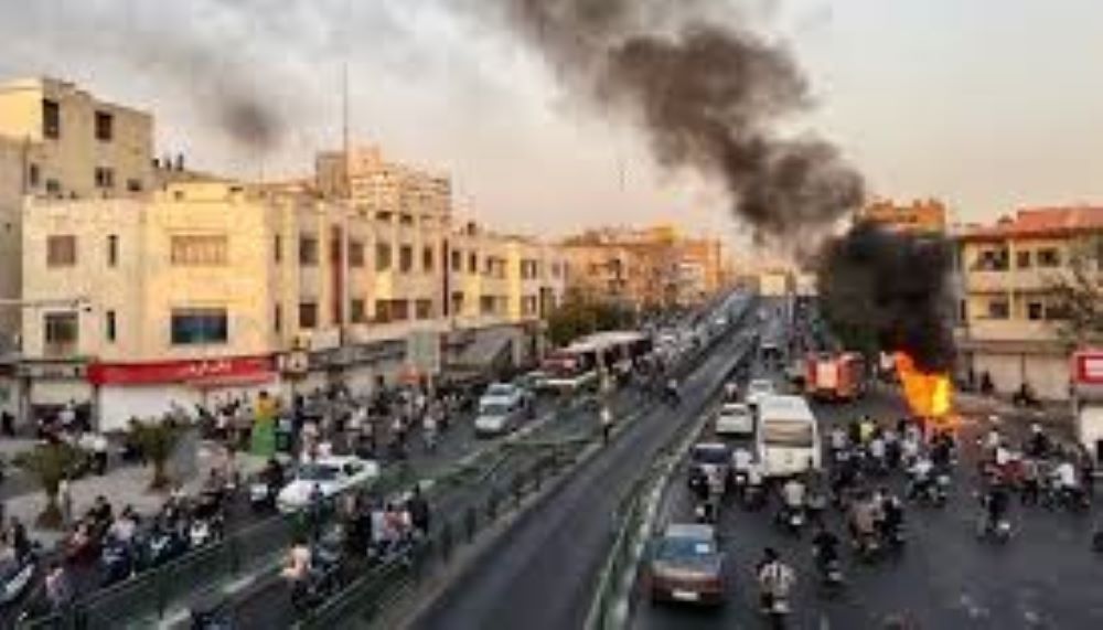 इरानी शहरहरूमा सरकार विरोधी प्रदर्शन, राजा फर्काउने अभियान