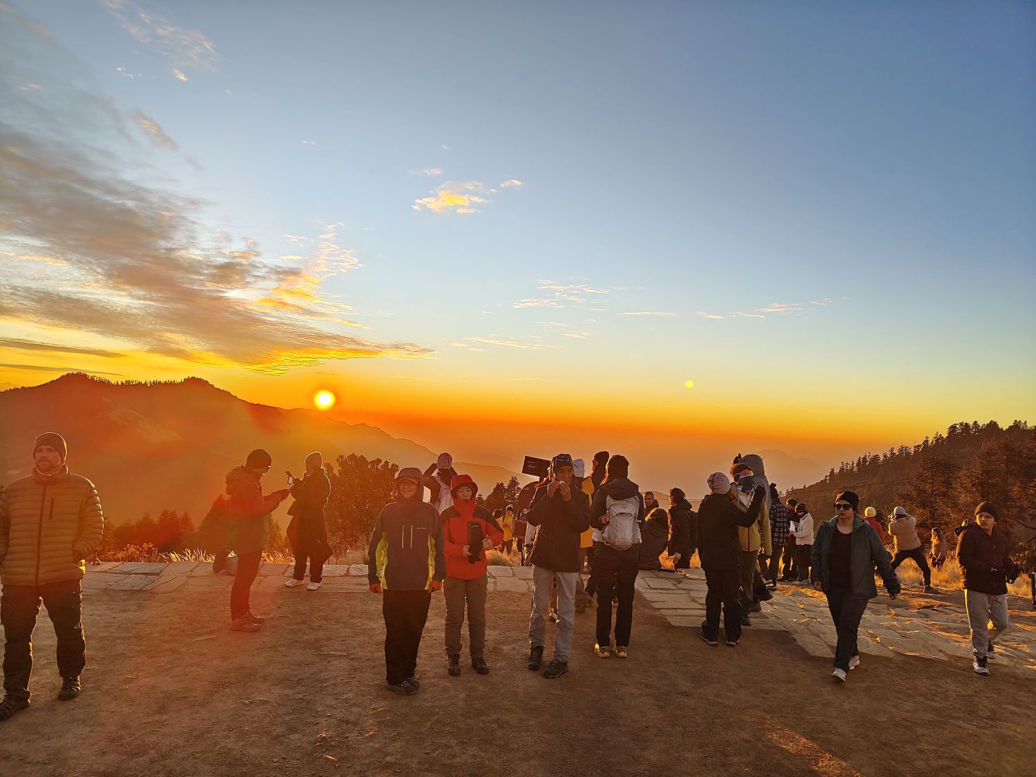 पुनहिलबाट सूर्योदय हेर्दै नयाँ वर्षको स्वागत