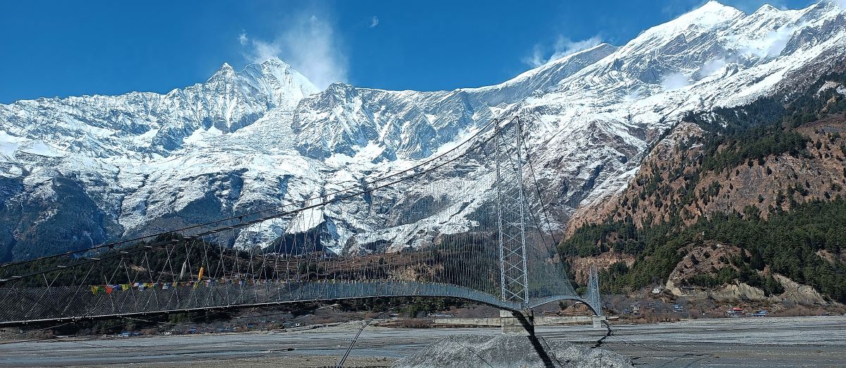 झोलुङ्गे पुल, पृष्ठभूमिमा हिमपातपछिको सेताम्मे धौलागिरि