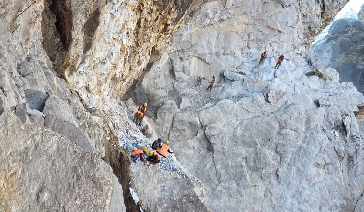 चट्टान फोड्दै मजदुर