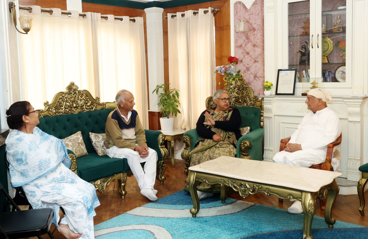 प्रधानमन्त्री दम्पतीले ओली निवास पुगेर समवेदना प्रकट गरे