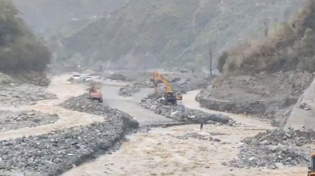 बाढीले बगाएर एक कर्मचारीको मृत्यु,विपी राजमार्ग खुलाउने प्रयास