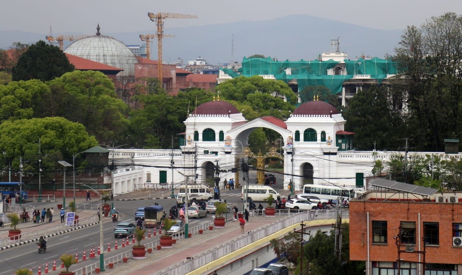 नयाँ मन्त्रीको स्वागतमा सिंहदरबार : सडकमा इनडोर प्लान्टका गमला, तयार छ प्रशासन संयन्त्र