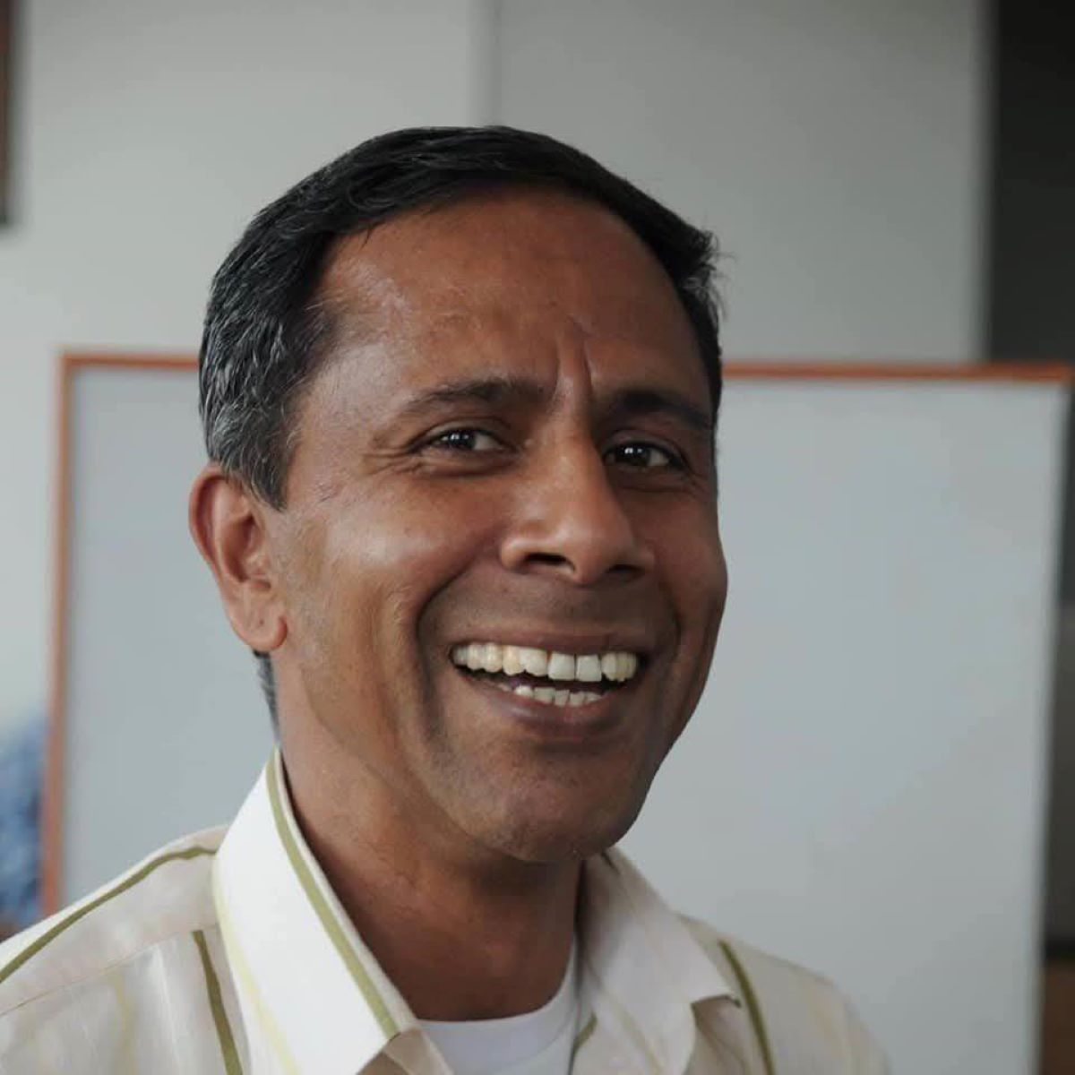 मौन अवधिमा मन मन्थन गरौं,मुलुक सम्हाल्न सक्नेलाई मतदान गरौं