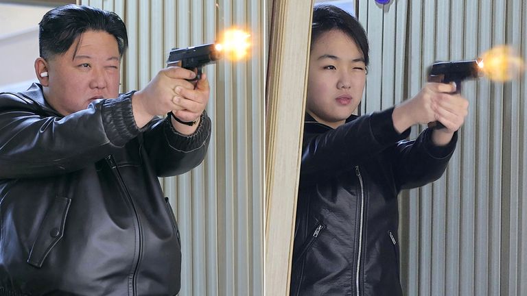 किम र छोरीबाट नयाँ पेस्तोल परीक्षण