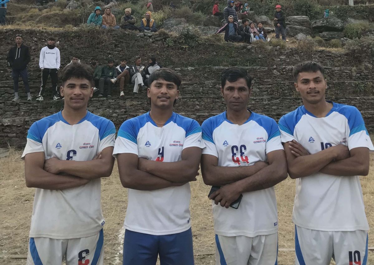 छ जनाको भलिबल टिममा चार जना बाबु छोरा 