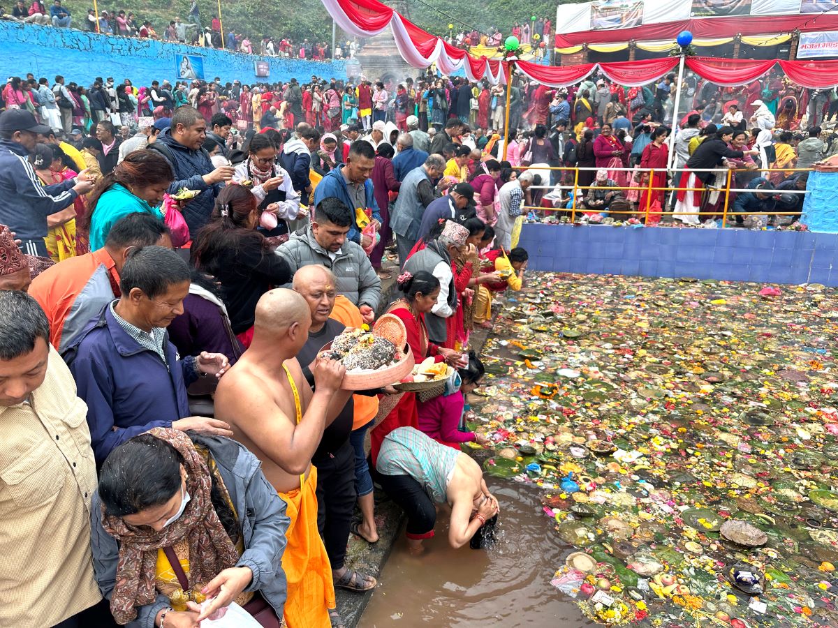 मातातीर्थमा  दिवङ्गत आमालाई श्रद्धासुमन गर्नेहरुको भीड