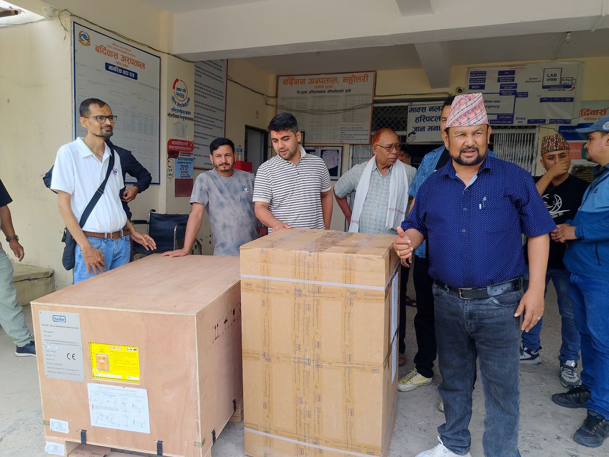 बर्दिबास युथ क्लबले बर्दिबास अस्पताललाई ‘थाइराइड रोग’ पहिचान गर्ने उपकरण दियो
