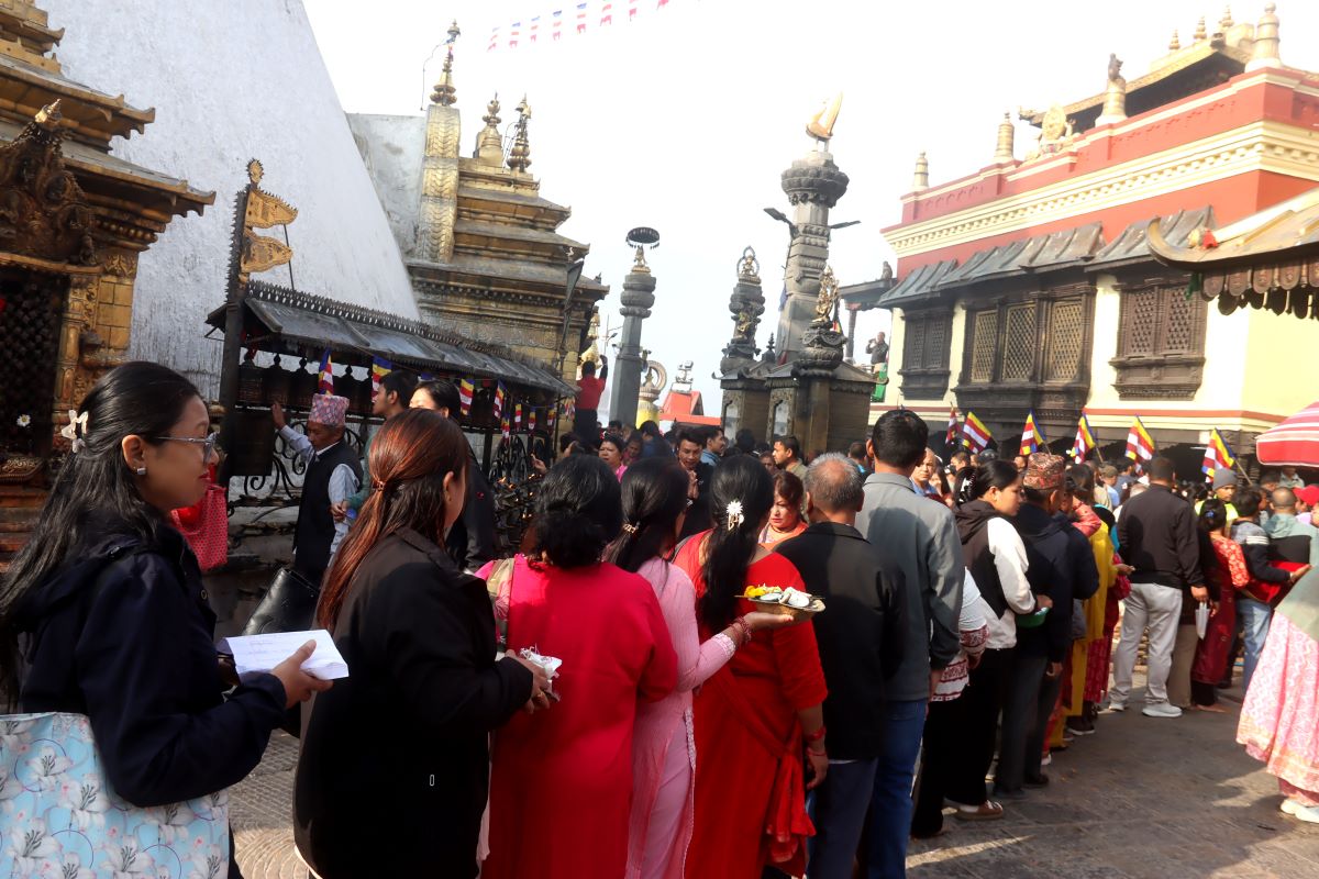 बौद्ध र स्वयम्भूमा श्रद्धालुको घुइँचो