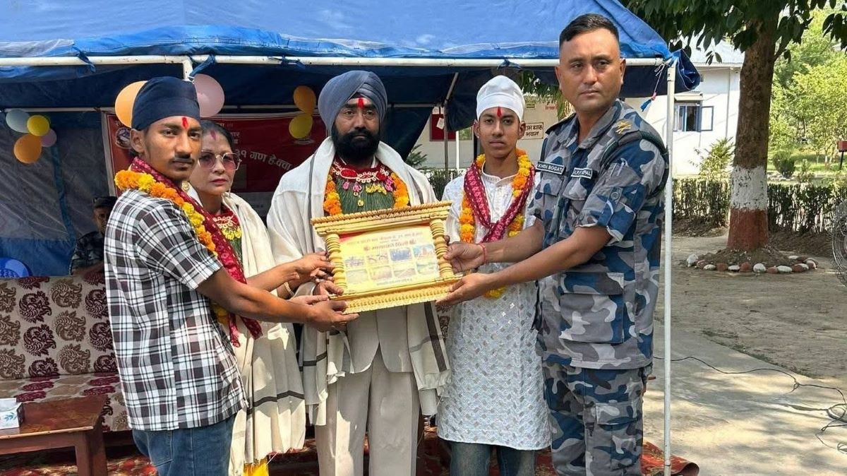 ‘ब्यारेकजस्तै घर’ परिवारका दर्जन सदस्य प्रहरीमा