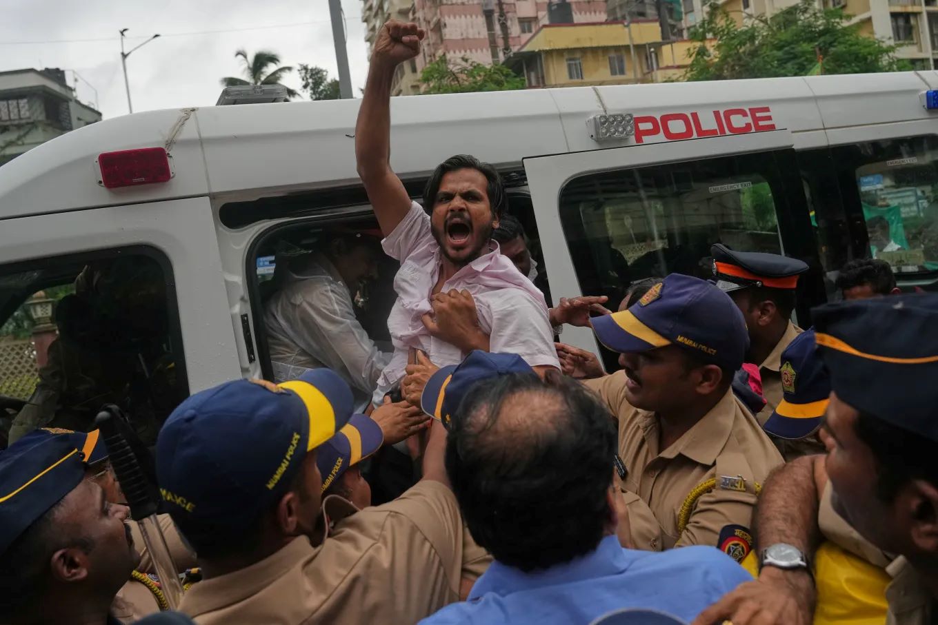 भारतमा ‘कक्रोच’ आन्दोलन : सामाजिक संजालबाट सडकमा,बढायो सरकारमाथिको दबाब