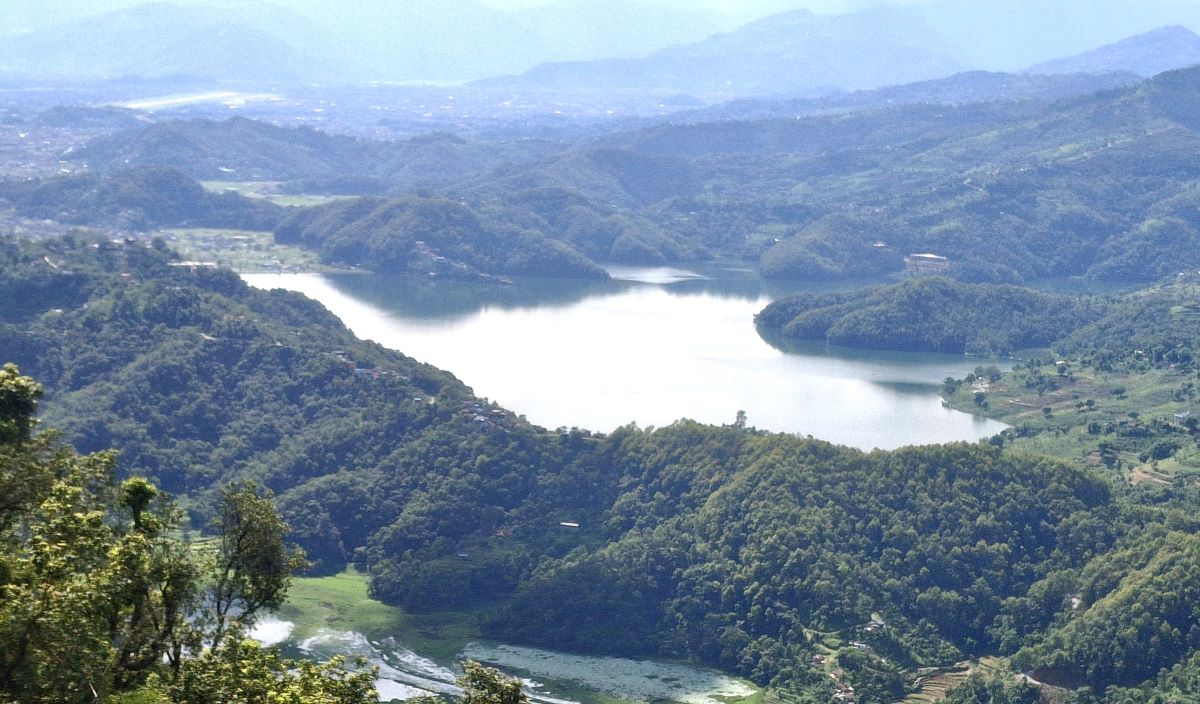 मनसुनी  बादलुबीच  खुल्दै गरेको बेगनास