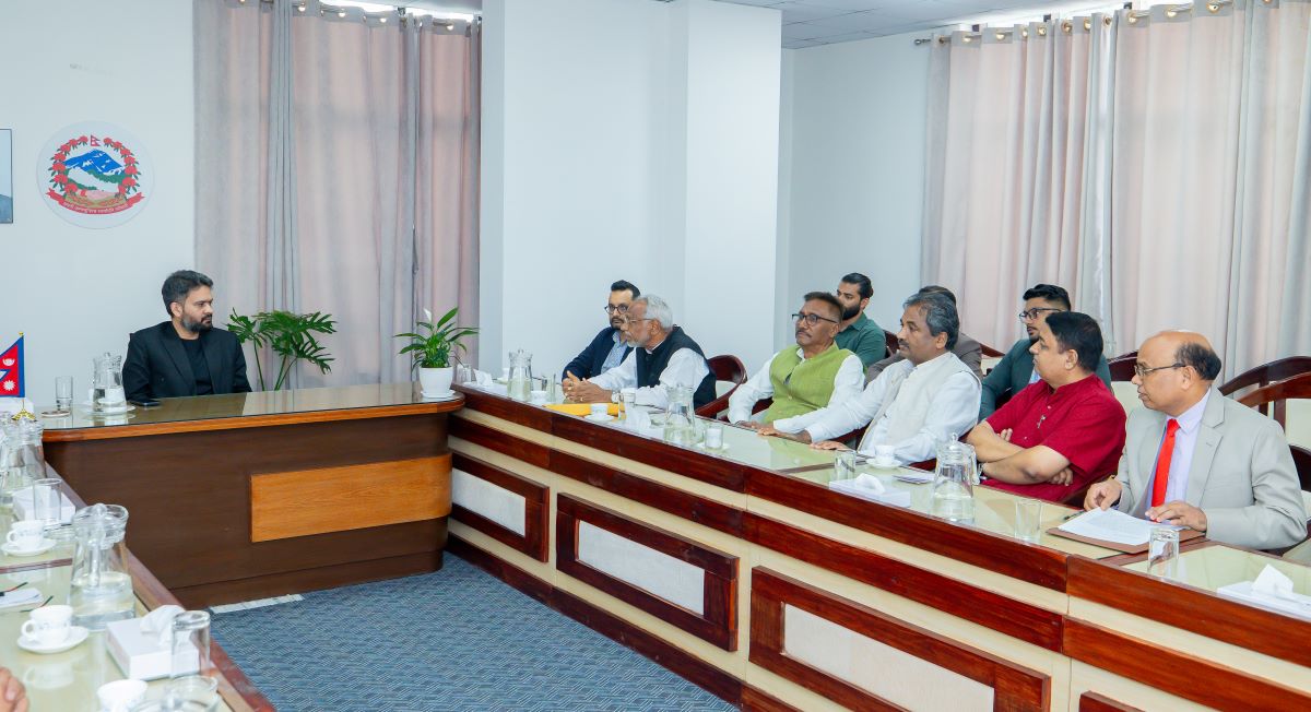 प्रधानमन्त्रीले तराई तथा मधेशबाट प्रतिनिधित्व गर्ने राजनीतिक पार्टी नेतासँग छलफल गरे