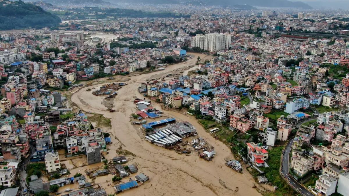 काठमाडौंमा सडक डुबान : मुख्य कारण बागमतीमा डेब्रिज थुप्रिनु