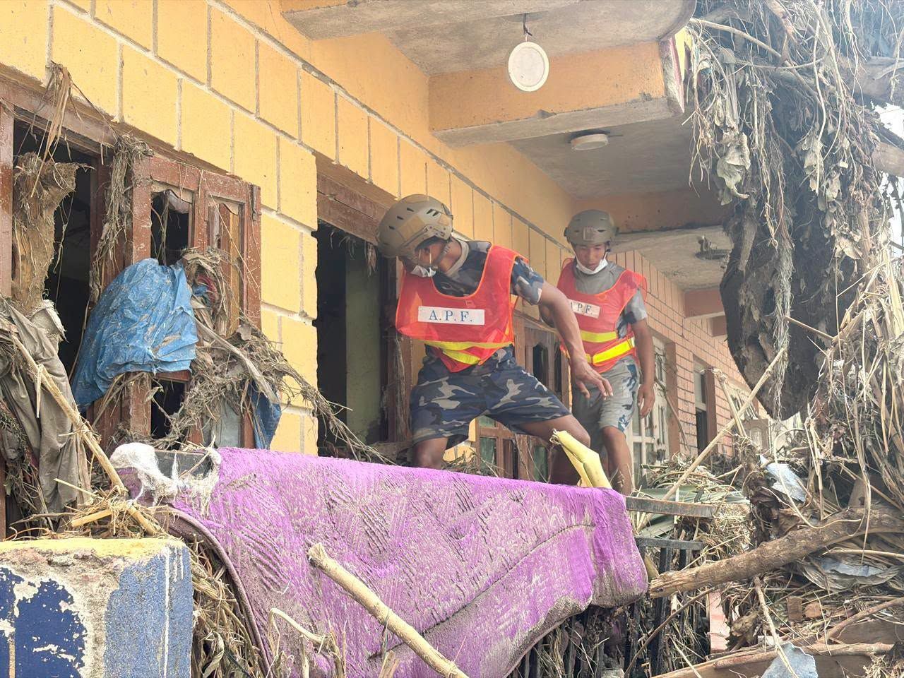बाढीमा सम्पर्कविहीन भएकाहरुको खोजीको कहर