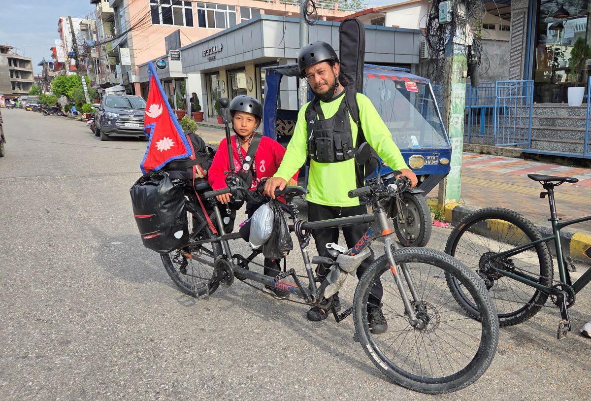 दश वर्षीय छोरासहित मेचीकाली साइकल यात्रा