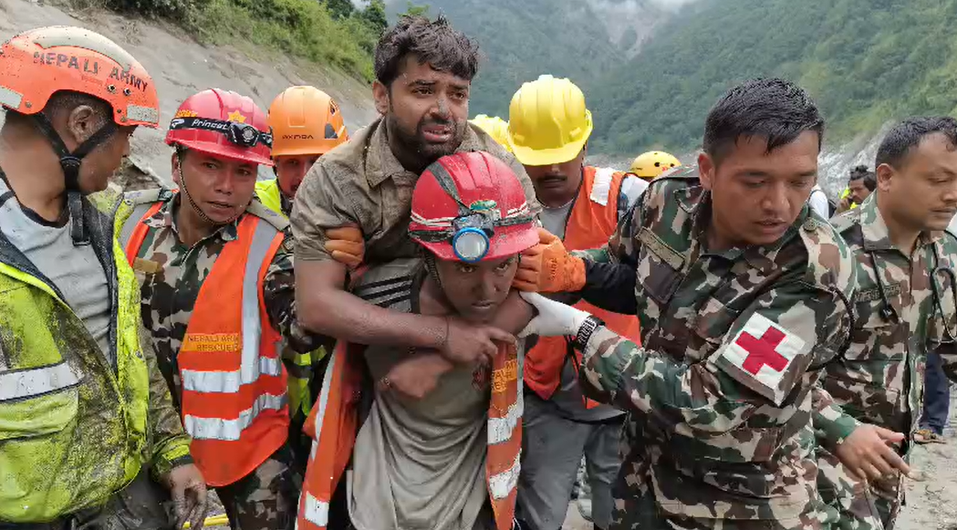त्रिशुली ३ ए बाट उद्धार गरिएका शाह र महर्जनको उपचार हुँदै